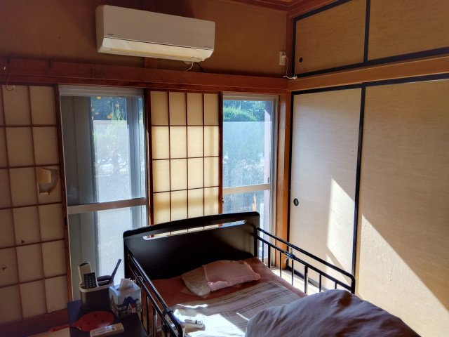 売中古戸建　三島市北沢の洋室|大きい窓があるので明るい空間でのびのびと生活できます。寝室として使うのもいいですね。