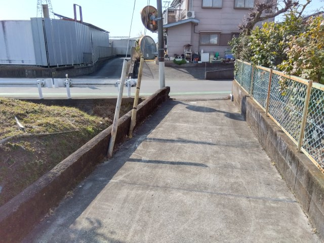 売中古戸建　三島市北沢の駐車場|お車は2台駐車可能です。近くにスーパー・ドラッグストア・コンビニがあります。生活利便性の高い土地になっています。