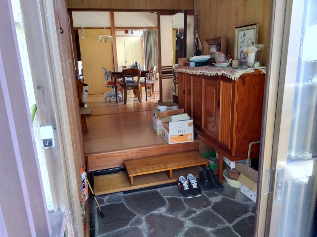 売中古戸建　三島市北沢の玄関|玄関は引き戸なので荷物の出し入れが楽です。風の入れ替えも出来て便利です。シューズボックスがあるので収納がたっぷりあります。