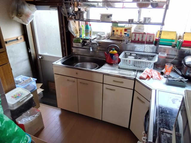 売中古戸建　三島市北沢のキッチン|キッチンには窓があり明るく開放的です。コの字型キッチンなので収納が多く、調理スペースも広いです。