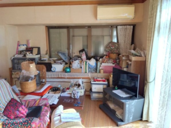 売中古戸建　三島市北沢の居間・リビング|大きな窓があるので部屋にやわらかな陽光が注ぎます。窓も多く明るいので家族団欒の楽しい時間が過ごせそうですね。