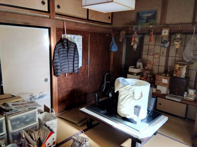 売中古戸建　三島市北沢の居間・リビング|来客スペース・子供の遊び場・昼寝スペースなど色々と幅広く使える大活躍の和室です。