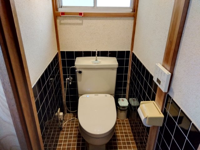 売中古戸建　三島市北沢のトイレ|トイレには窓があり明るい室内です。コンパクトな設計で空間を広く感じさせるデザインになっています。