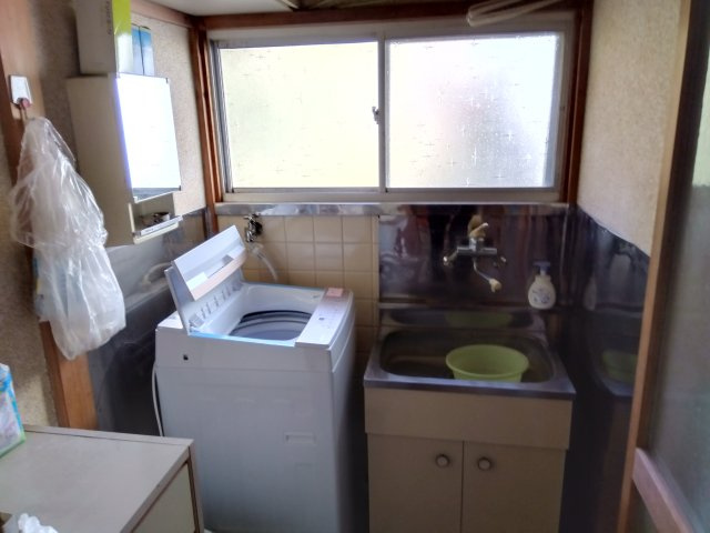 売中古戸建　三島市北沢の独立洗面台|窓があるので明るい室内です。洗濯機横に多目的シンクがあるので、予洗い出来て便利です。