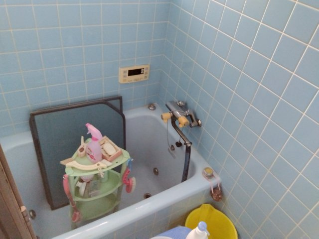 売中古戸建　三島市北沢の浴室|窓があるので明るい室内です。シンプルで使い勝手の良いお風呂です。