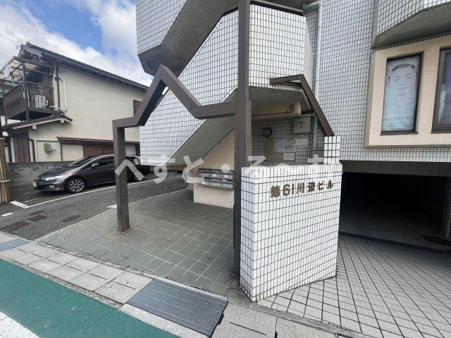 第61川辺ビルのエントランス