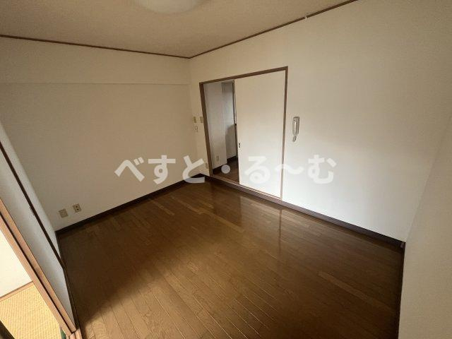 第61川辺ビルの洋室