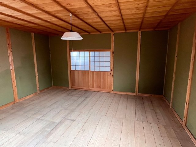 西条市丹原町北田野221の洋室