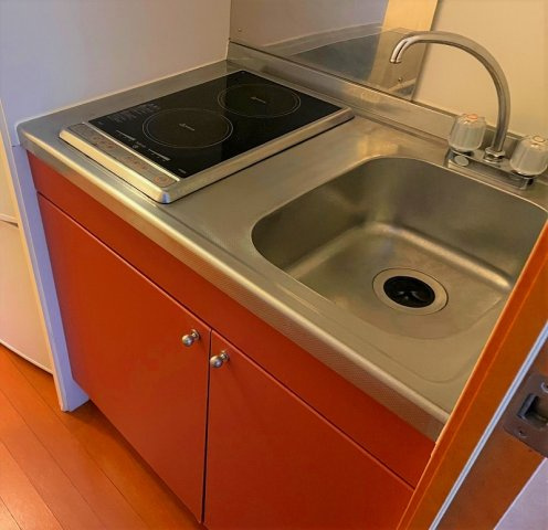 レオパレスサンシティのキッチン|コンパクトなキッチンで掃除もラクラク