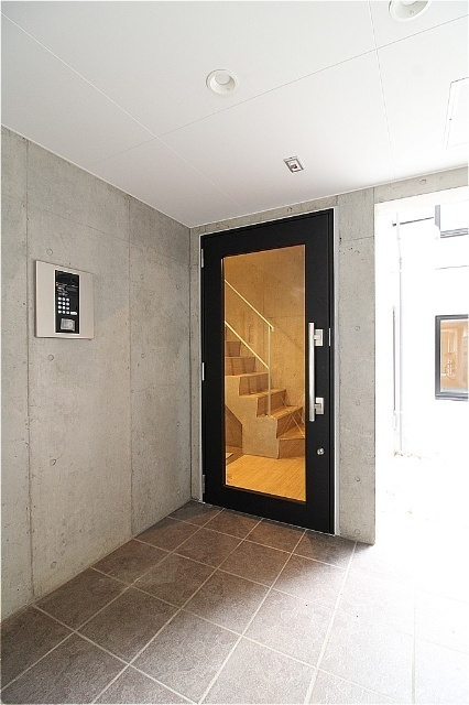 練馬区春日町３丁目の賃貸マンションのエントランス