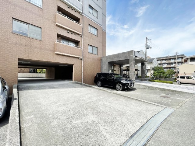 クレアコートガーデンタワーの駐車場