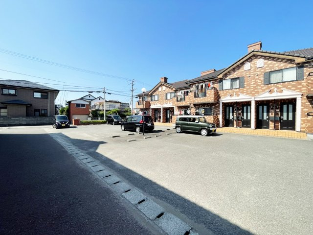 ナトゥラヴィータ壱番館の駐車場