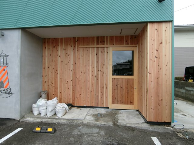 勝田町Aテナントの玄関
