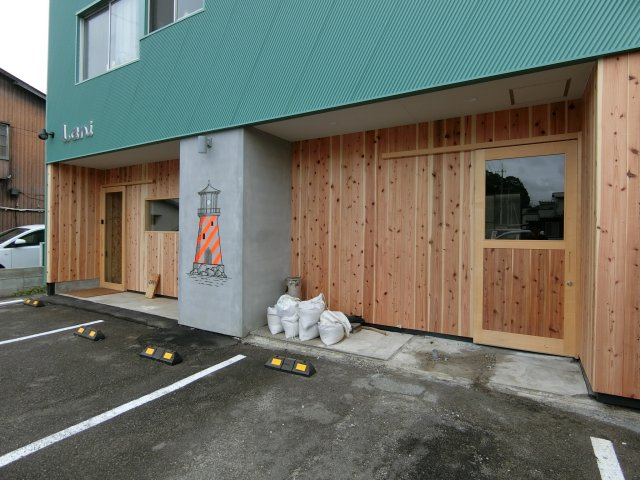勝田町Aテナントの玄関