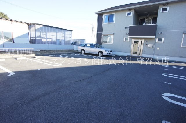 シャンテ小絹の駐車場