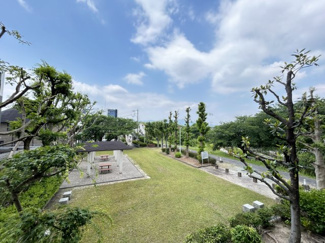 【展望】 | 前方に遮るものがない最上階からの見晴らしは抜群です！バルコニーからは大きな青空の眺めが最高です