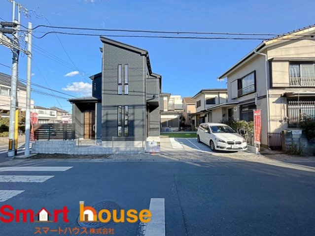 相模原市南区麻溝台　新築1棟の外観|外壁が周囲の街並みと青空に生えるお洒落な仕上がり！周囲には高い建物のないエリア。青い空が大きく感じますね。