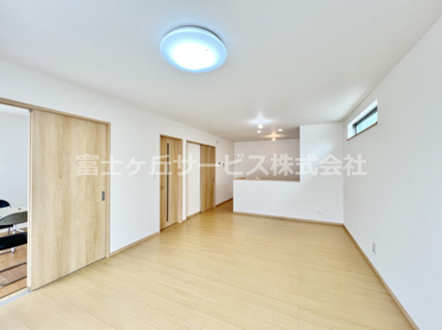 【居間・リビング】 | 富士宮市小泉 8期 新築一戸建て A号棟 | 17帖のリビングダイニングです