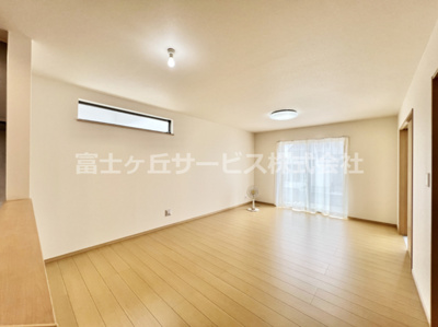 【居間・リビング】 | 富士宮市小泉 8期 新築一戸建て A号棟 | ゆったりとしたリビングです