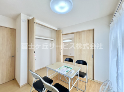 【洋室】 | 富士宮市小泉 8期 新築一戸建て A号棟 | リビング横の4.5帖の洋室です