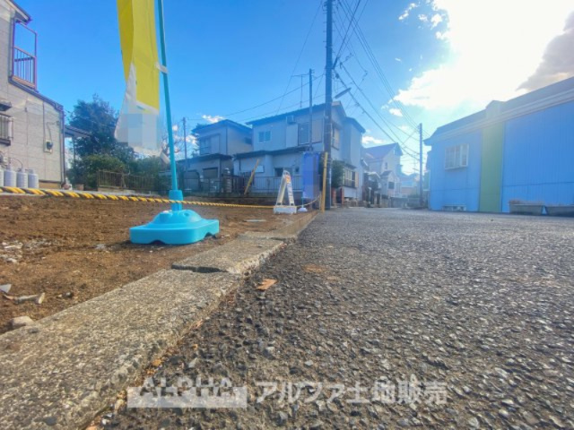 日野市南平4丁目新築戸建の前面道路含む現地写真|【Light shower】
◆太陽の光◆を沢山感じながら明るく豊かな暮らしを約束する住まい。家族と語らい、多摩丘陵自然公園の緑に見守られてた空間。四季の移ろいを感じ、我が子の成長を見守る。