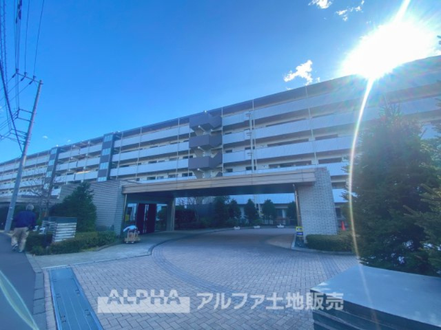 レクセル多摩センターマークレジデンスの外観|【outward appearance】
◆外観◆松が谷駅まで徒歩10分の公園に囲まれた閑静なエリアに位置するこの立地は住まう人々に安らぎを与える。