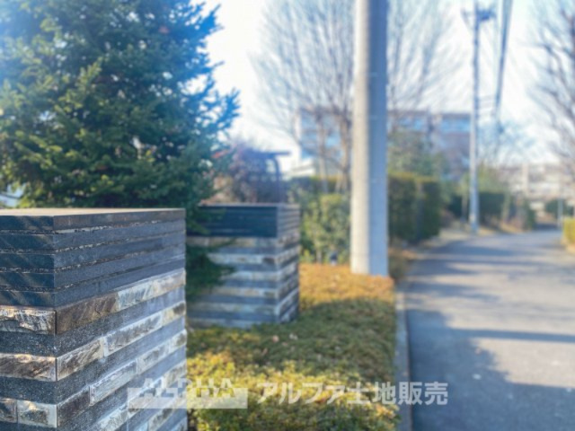 レクセル多摩センターマークレジデンスの外観|【outward appearance】
◆外観◆空隙と緑が織りなす柔らな陽射しと薫風を頬で感じさせ、利便性と安らぎが調和するエリア。