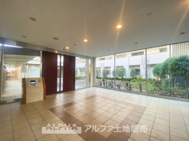 レクセル多摩センターマークレジデンスのエントランス|【Entrance】
◆エントランス◆解放感と清潔感のあるエントランス。扉を開けると温もりと幸せと楽しさいっぱいの我が家に帰る事が出来る。