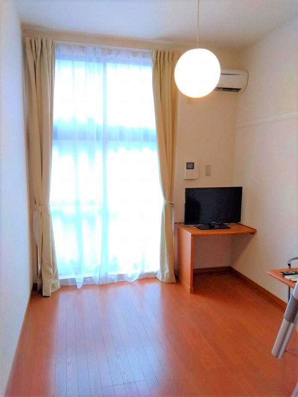 レオパレスベルフローラⅠの居間・リビング