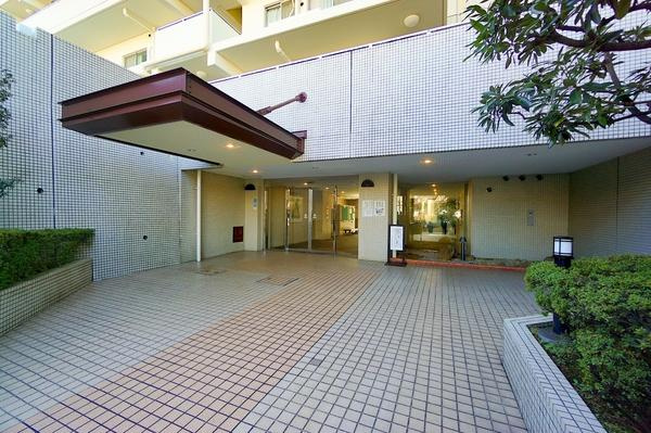 横浜市金沢区堀口の中古マンションのエントランス|管理人は日勤管理で安心です。
管理体制がよく清掃が行き届いています。