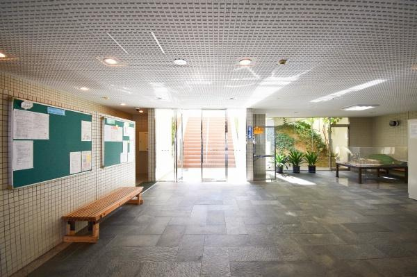 横浜市金沢区堀口の中古マンションのエントランス|管理人は日勤管理で安心です♪
周辺には生活利便施設が充実しております。