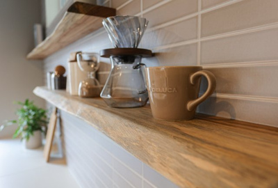 【その他】 | COLORSグリーンヒル湖南市宝来坂２丁目限定１区画 | ～施工事例～天然木のキッチン背面造作棚