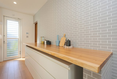 【その他】 | COLORSグリーンヒル湖南市宝来坂２丁目限定１区画 | ～施工事例～天然木のキッチン背面造作棚