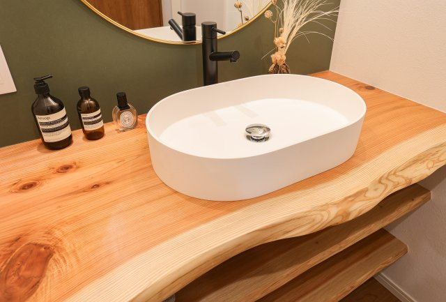 COLORSグリーンヒル湖南市宝来坂２丁目限定１区画のその他|～施工事例～天然木のオリジナル洗面カウンター♪