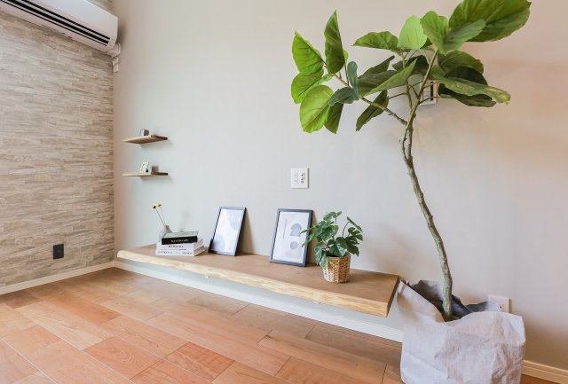 COLORSグリーンヒル湖南市宝来坂２丁目限定１区画のその他|～施工事例～天然木のTVボード♪