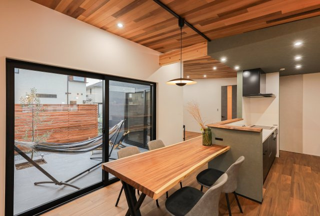 COLORSグリーンヒル湖南市宝来坂２丁目限定１区画のその他|～施工事例～天然木ダイニング+カウンター一体型テーブル