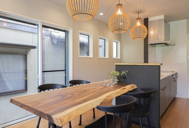 COLORSグリーンヒル湖南市宝来坂２丁目限定１区画のその他|～施工事例～天然木ダイニング+カウンター一体型テーブル