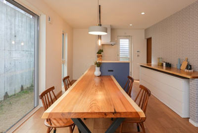 【その他】 | COLORSグリーンヒル湖南市宝来坂２丁目限定１区画 | ～施工事例～天然木ダイニング+カウンター一体型テーブル