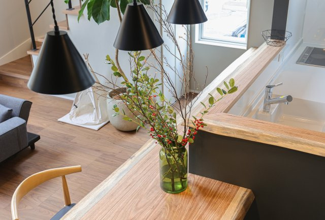 COLORSグリーンヒル湖南市宝来坂２丁目限定１区画のその他|～施工事例～天然木ダイニング+カウンター一体型テーブル