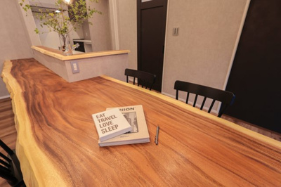 【その他】 | COLORSグリーンヒル湖南市宝来坂２丁目限定１区画 | ～施工事例～天然木ダイニング+カウンター一体型テーブル