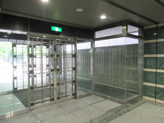 【エントランス】 | エントランス前