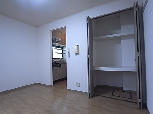 神戸市須磨区須磨浦通２丁目のアパートの収納