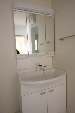 【独立洗面台】 | 《仲介手数料無料》北区東大成町１丁目663(2号棟)新築一戸建てリナージュ | 撮影日 2025年2月15日 13:30 晴れ