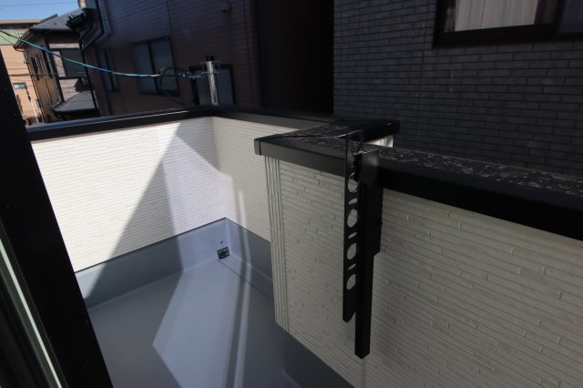 【バルコニー】 | 《仲介手数料無料》北区東大成町１丁目663(2号棟)新築一戸建てリナージュ | 撮影日 2025年2月15日 13:30 晴れ