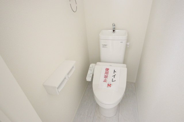 【トイレ】 | 《仲介手数料無料》北区東大成町１丁目663(2号棟)新築一戸建てリナージュ | 撮影日 2025年2月15日 13:30 晴れ