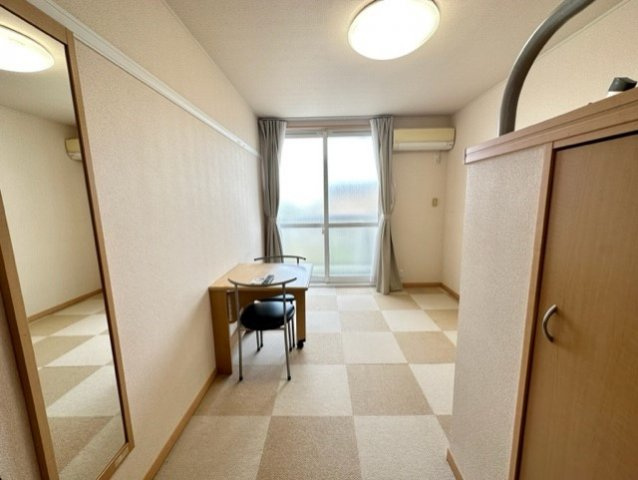 レオパレスルチェンテの居間・リビング|カーペットは部屋毎に模様が異なります。