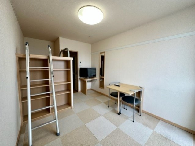 レオパレスルチェンテの居間・リビング|カーペットは部屋毎に模様が異なります。