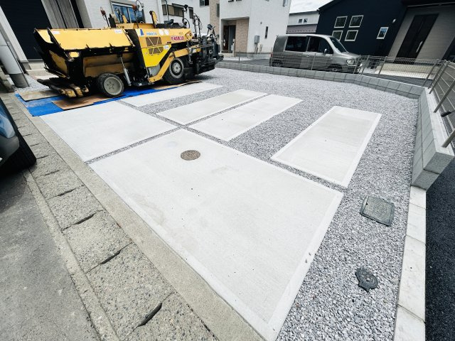 新築　前橋市箱田町2期　GRAFARE　1号棟の駐車場|現地写真　駐車スペースは建物北西側に並列2台分以上可能です！				
