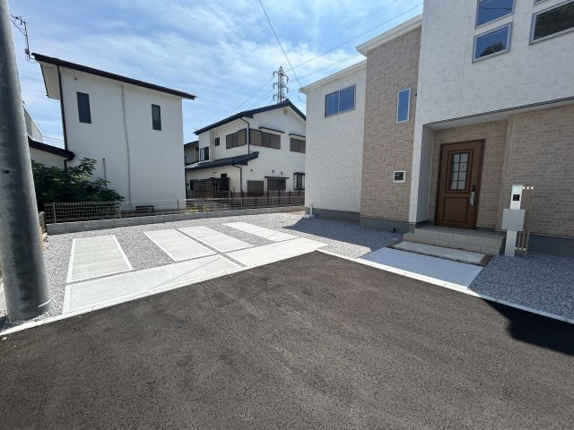 新築　前橋市箱田町2期　GRAFARE　2号棟の駐車場|現地写真　駐車スペースは建物北側に並列2台分以上可能です！				
