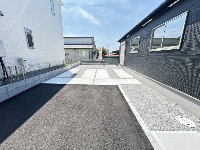 新築　前橋市箱田町2期　GRAFARE　3号棟の駐車場|現地写真　駐車スペースは建物東側に並列2台分可能です！				
